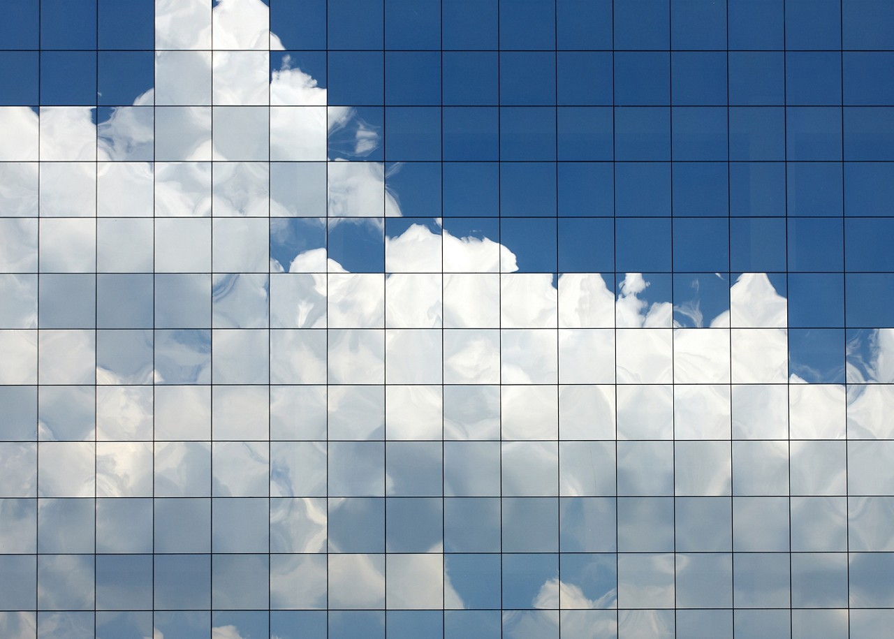 Imagen de nubes y cielos azules con una cuadrícula superpuesta Imagen de nubes y cielos azules con una cuadrícula superpuesta
